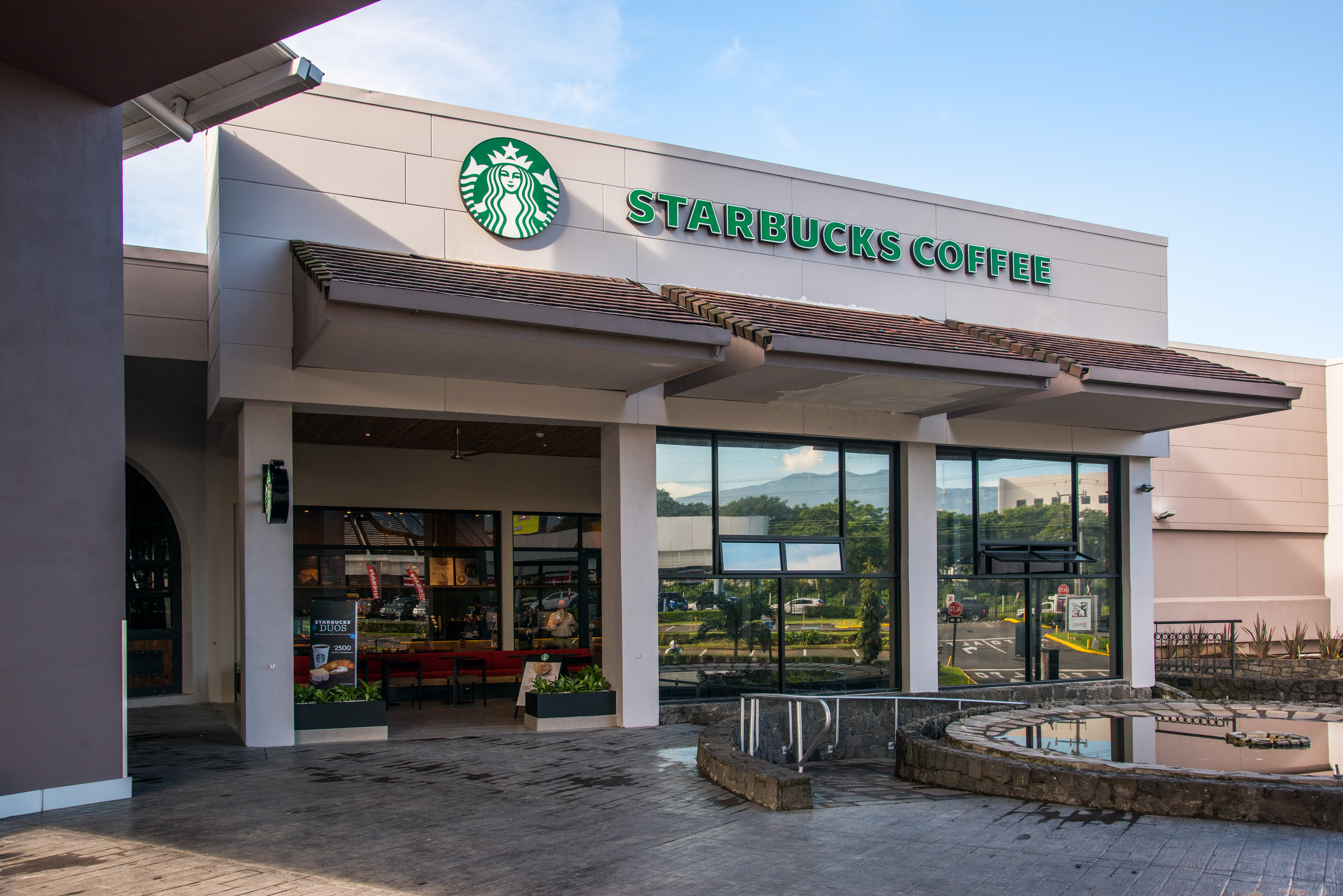 Starbucks abre su local 36 en Centroamérica