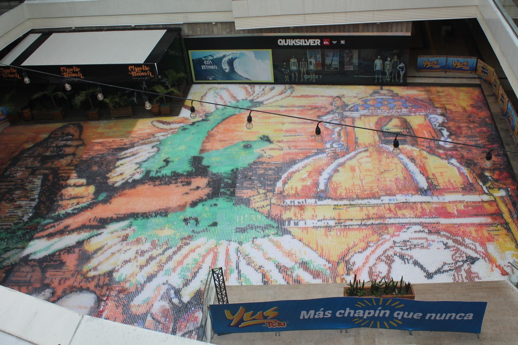 Yus rompe el Récord Guinnes del mosaico de agua de colores más grande del mundo
