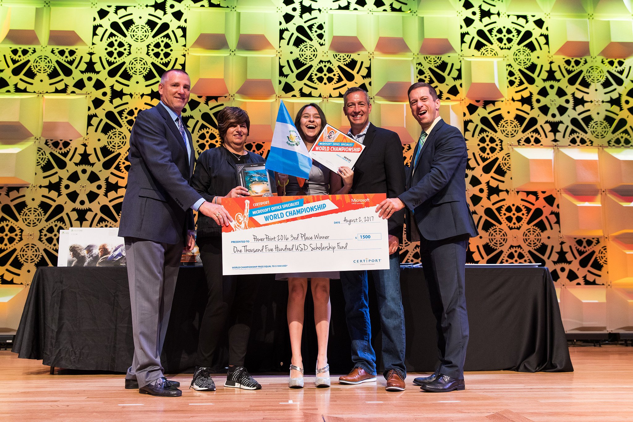 Tres jóvenes guatemaltecos brillan en la competencia mundial de  Microsoft Office Specialist 2017