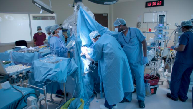 Health City Cayman Islands realiza exitosa cirugía cerebral con paciente despierto