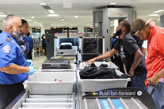 American Airlines y TSA lanzan filas de revisión automatizada en el Aeropuerto Internacional de Miami