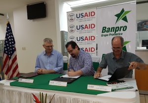USAID y Banpro firman convenio