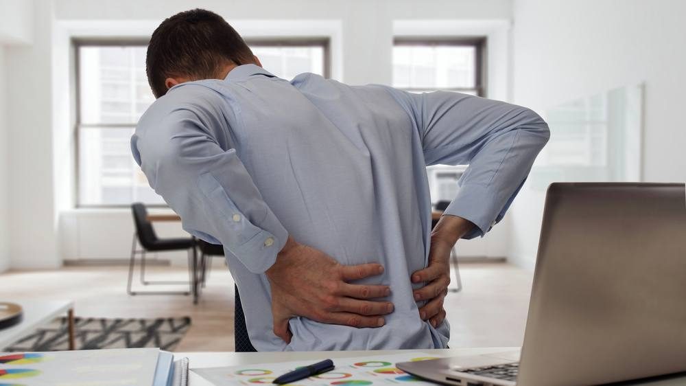 Dolor de espalda en el trabajo: cómo prevenir el dolor y las lesiones