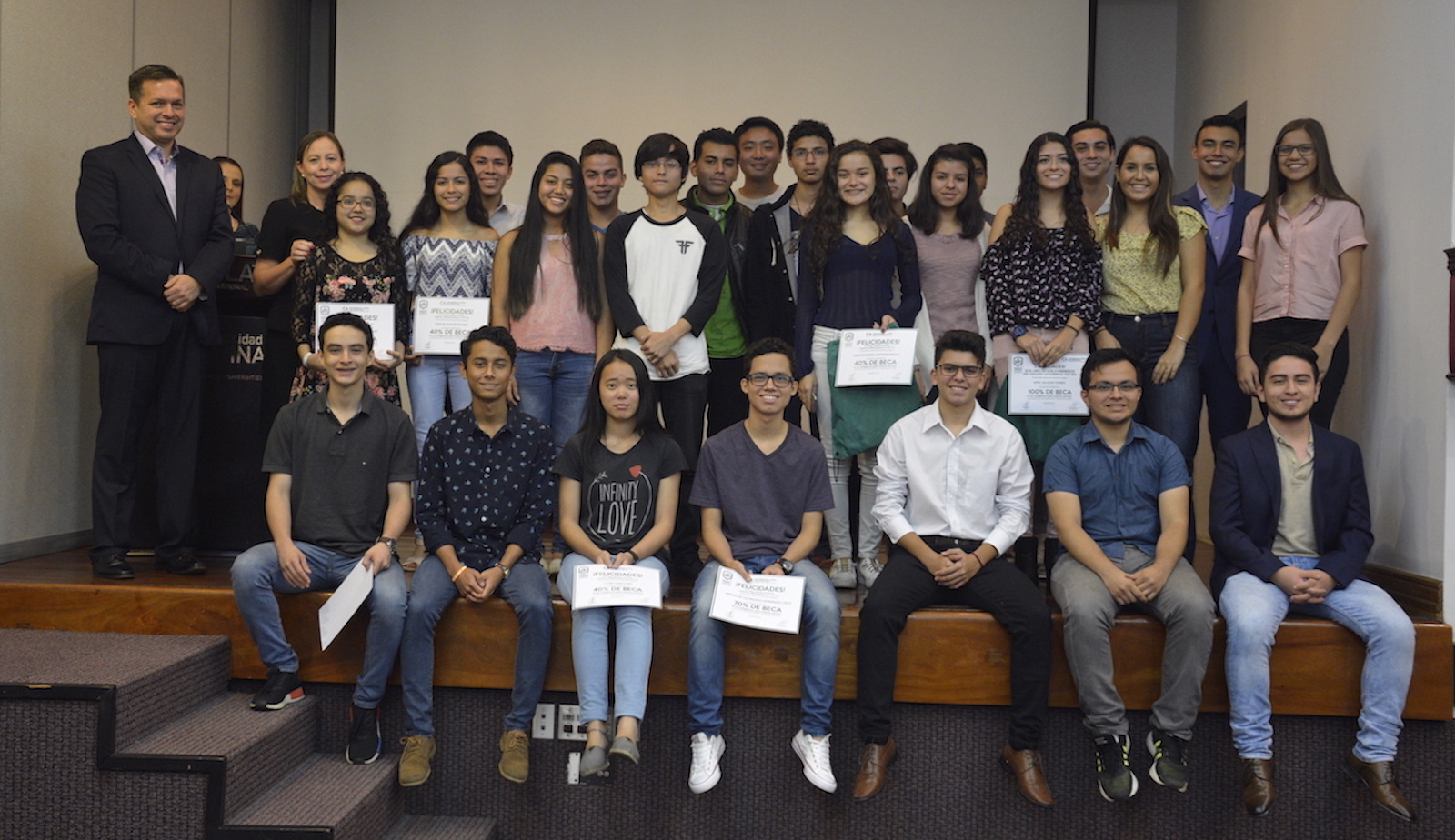 Universidad Latina entregó 100 becas académicas