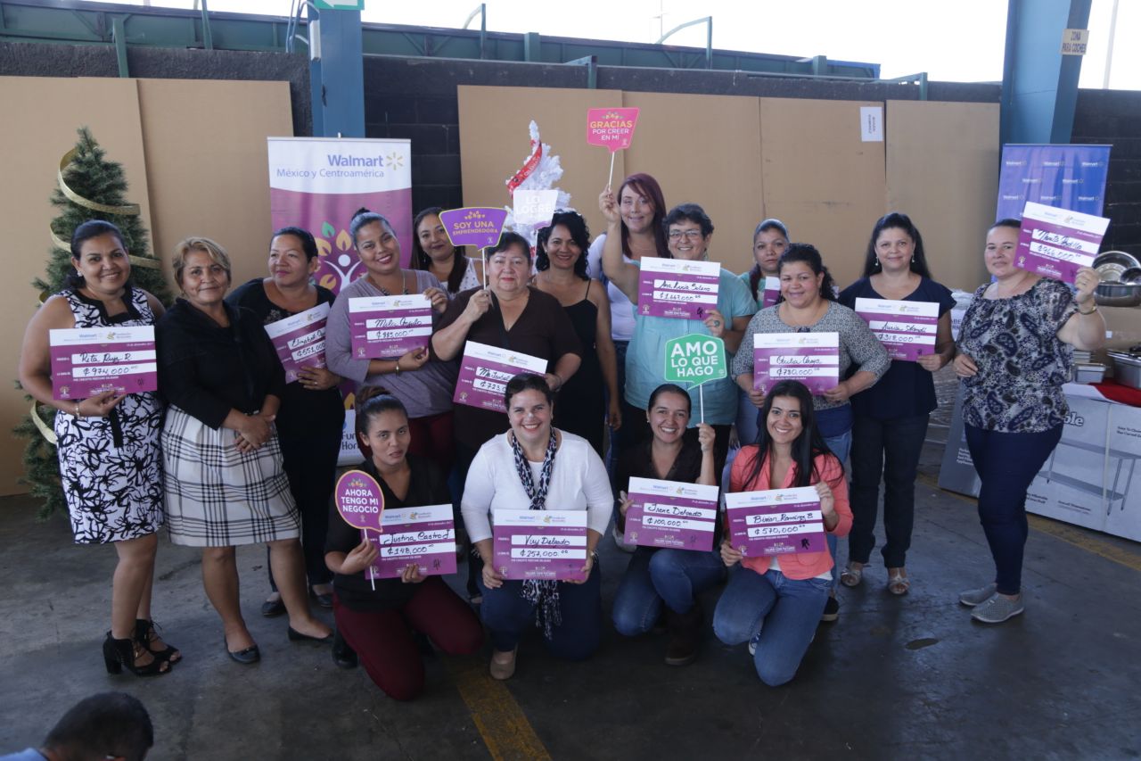 Walmart entrega préstamos solidarios a 18 mujeres emprendedoras