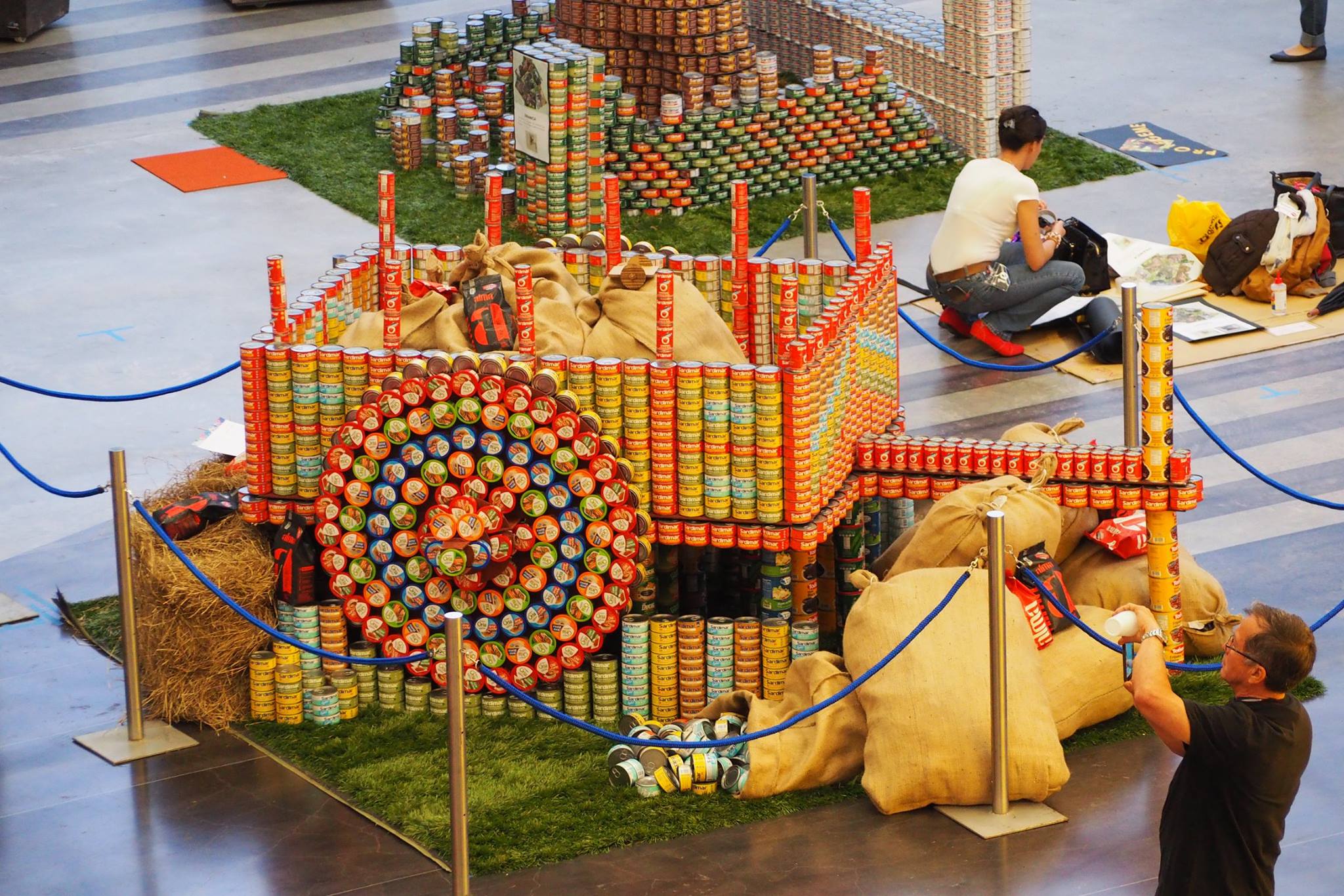 Canstruction busca combatir el hambre mediante el diseño y la creatividad