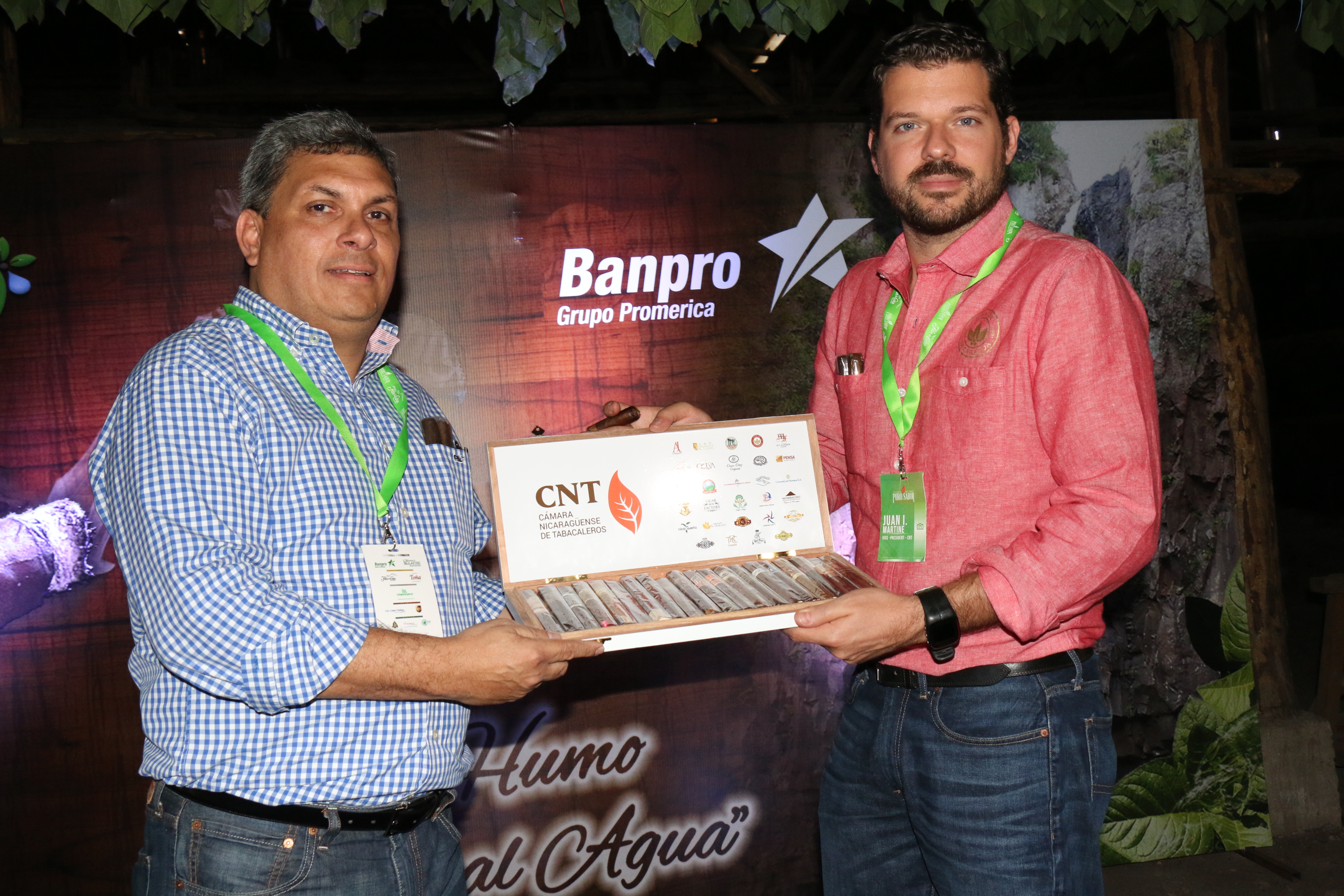Banpro lanzan caja conmemorativa