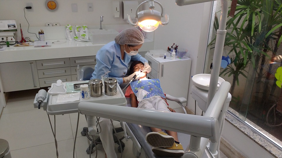 Prevenga los accidentes dentales en los niños durante las vacaciones