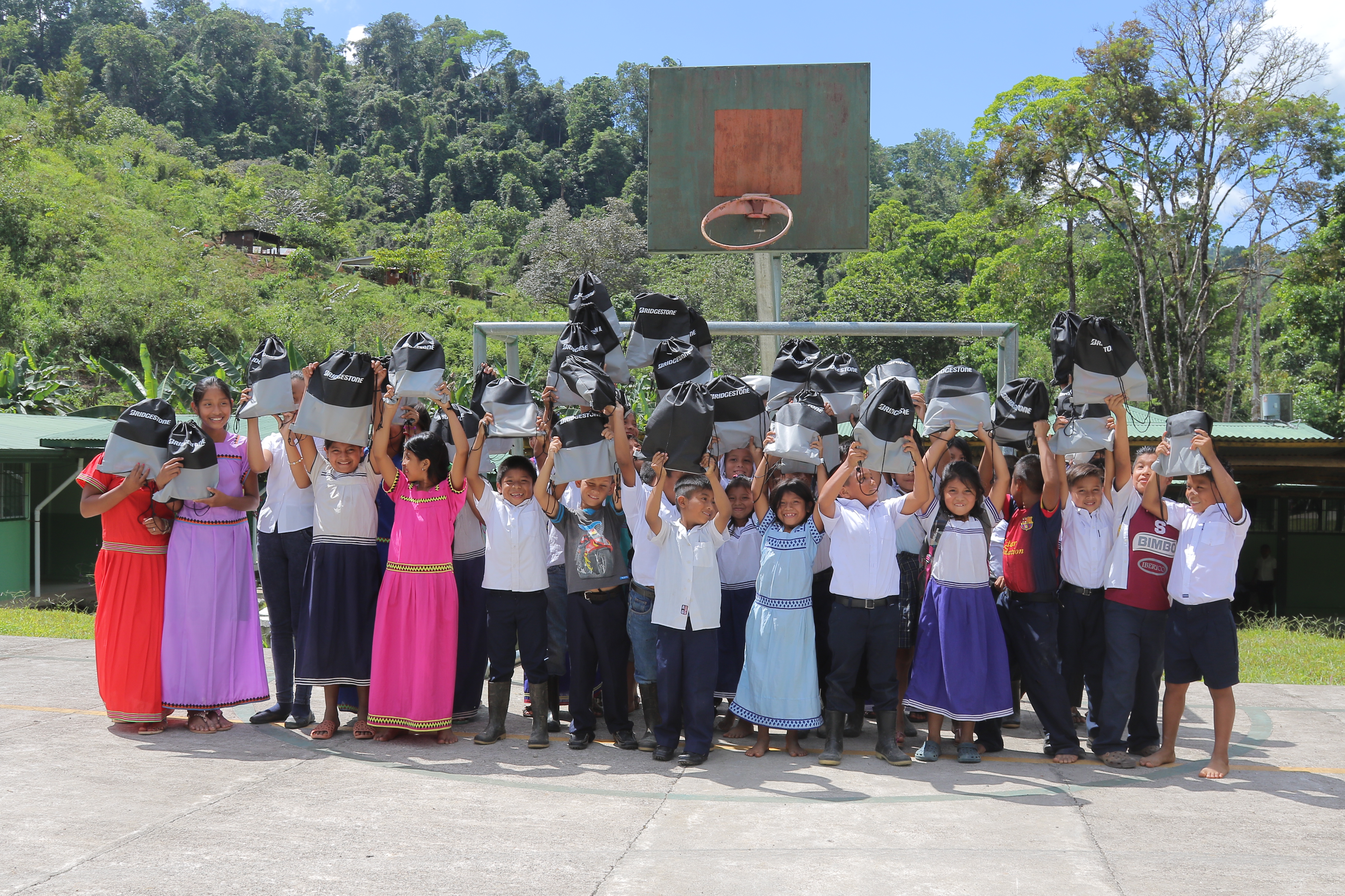 Bridgestone beneficia a 200 niños puntarenenses con utiles escolares