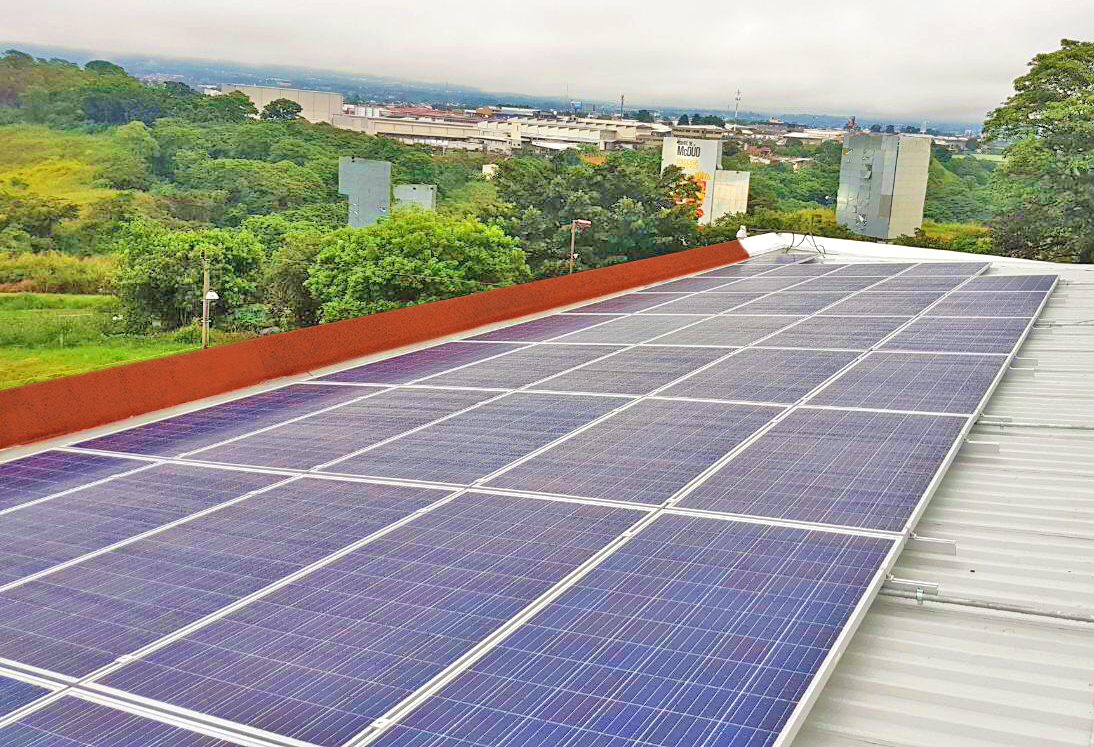 Centro Cultural Costarricense Norteamericano pone en operación 108 paneles solares