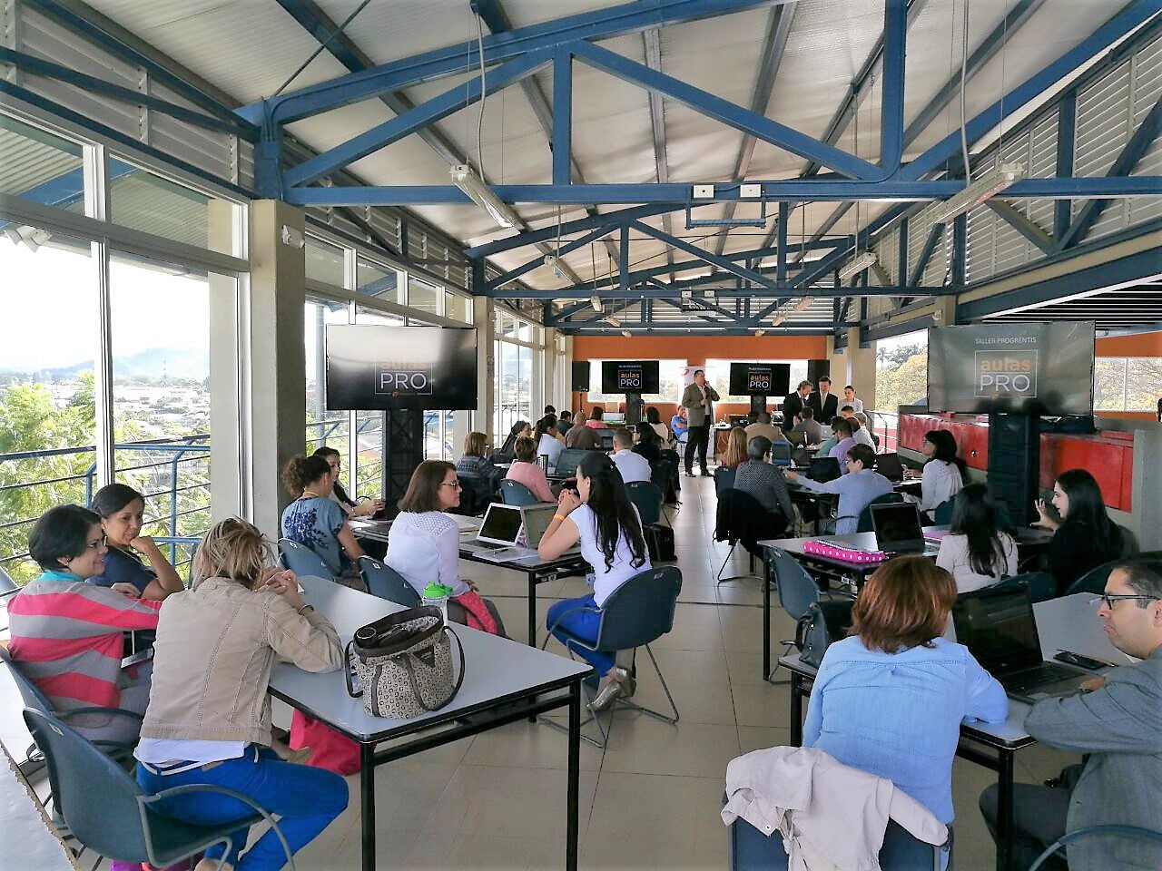 Académicos españoles capacitan a docentes en innovación y metodologías activas