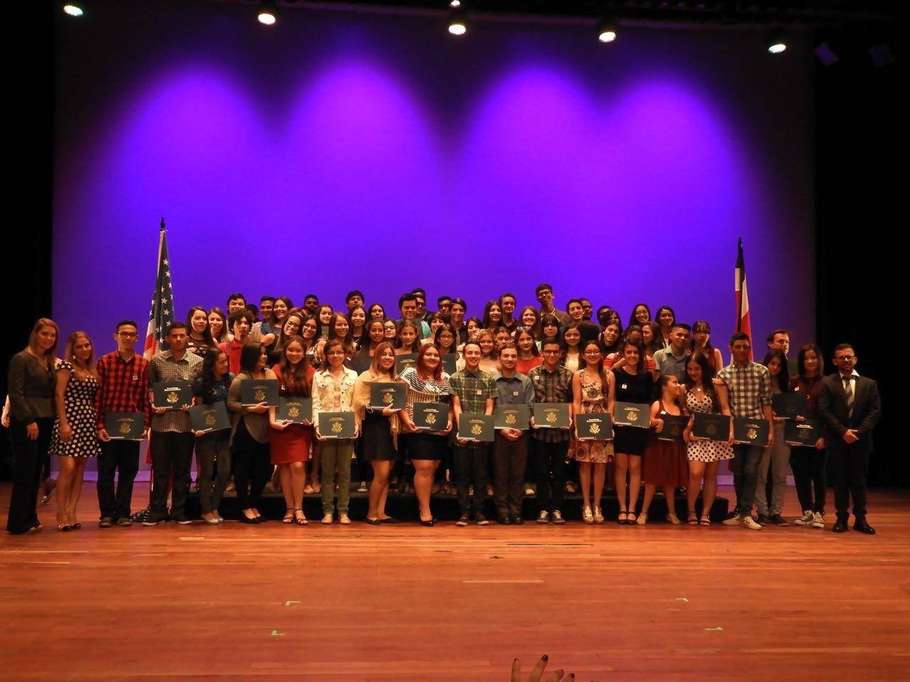 Más de 200 jóvenes culminaron con éxito programa de inglés