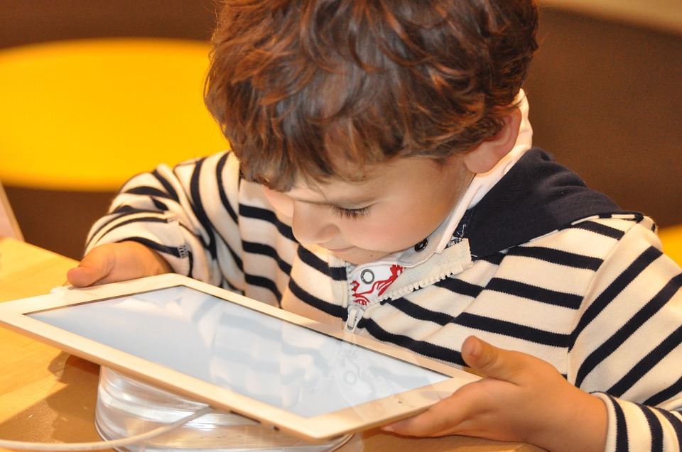 Cinco situciones del mundo digitales en las que se debe ayudar a los hijos