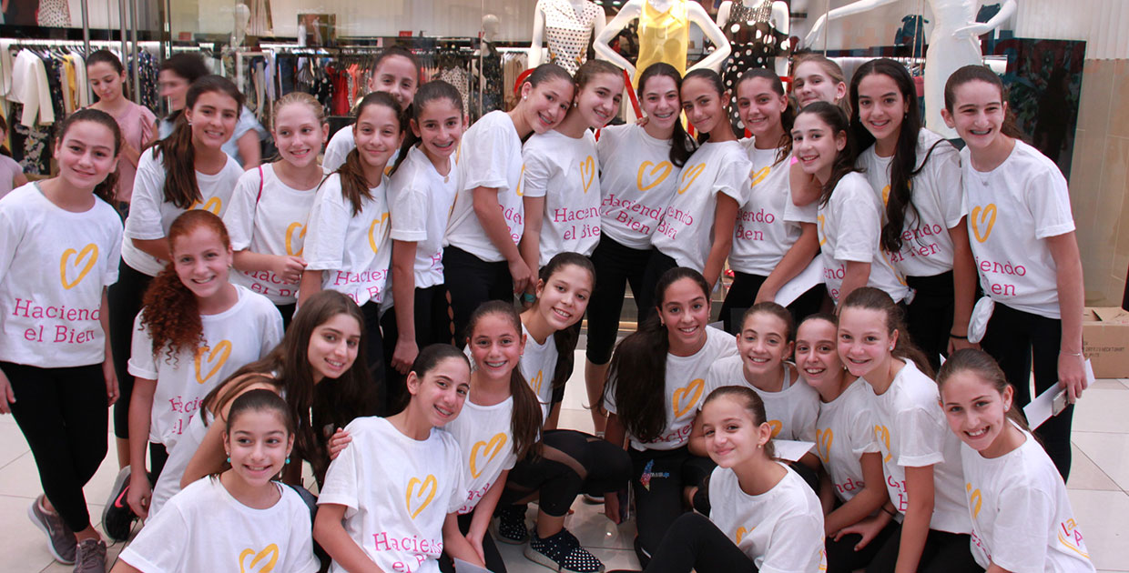 Jóvenes realizan Flashmob en Multiplaza para promover el Día de las Buenas Acciones