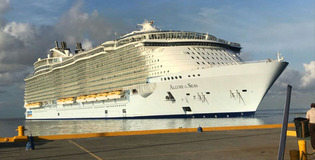 Roatán recibe al tercer crucero más grande del mundo