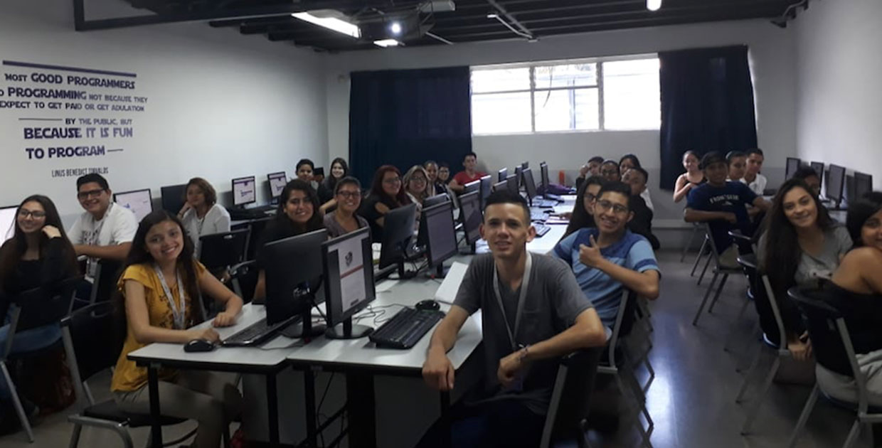 Beca permitirá a 85 jóvenes iniciar su sueño universitario en carreras tecnológicas