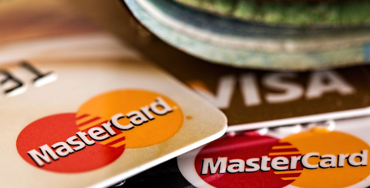 Cuatro de cada diez consumidores cuentan con tarjetas de débito y crédito en Costa Rica