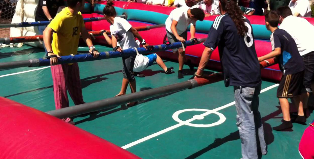 Terrazas Lindora se une a la fiebre mundialista con futbolín humano