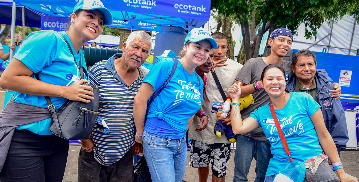 Voluntarios salen a la calle para  apoyar las causas que los mueven