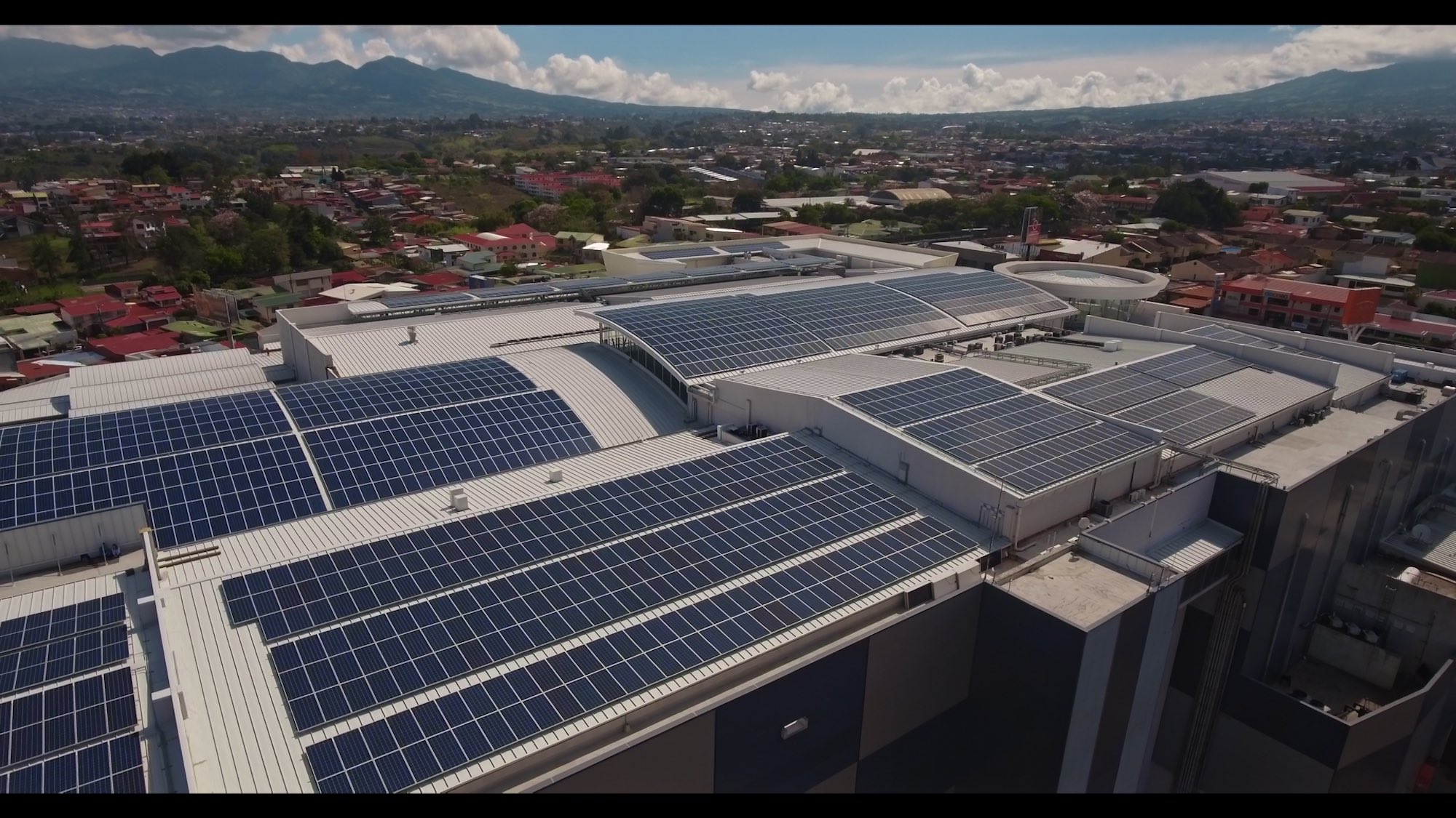 Lincoln Plaza tiene el sistema de generación solar más grande de Costa Rica en un solo techo.