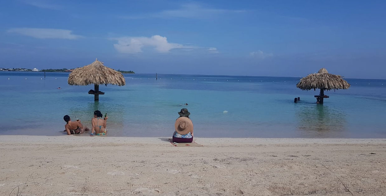 Playa de Utila recibe primer galardón del Programa Bandera Azul Ecológica