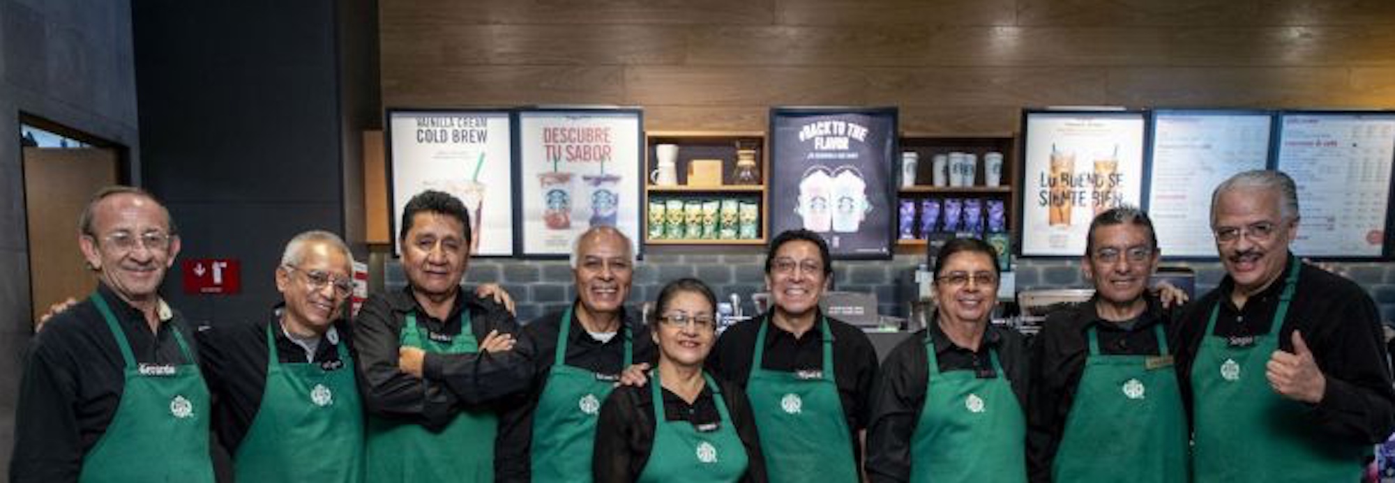 Starbucks abre su primera sucursal atendida por adultos mayores
