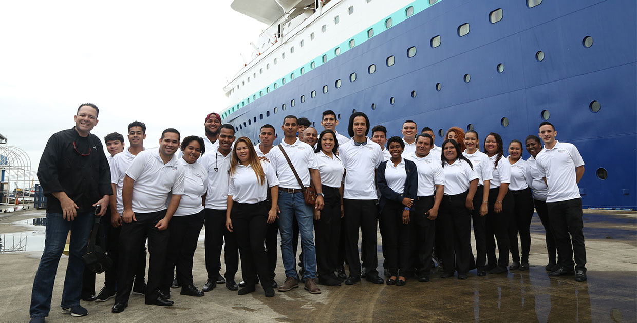 Estudiantes del Programa Learning for Life reciben capacitación en atención al cliente y gastronomía