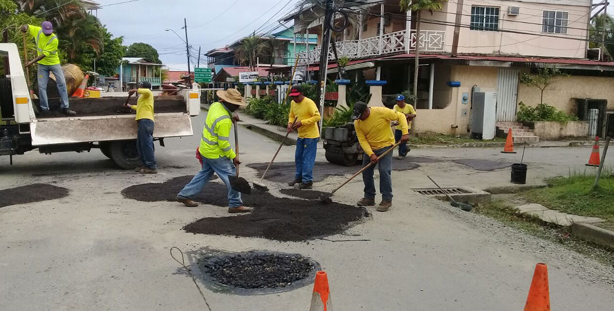 Realizan trabajos de mantenimiento en la isla panameña Colón en Bocas del Toro
