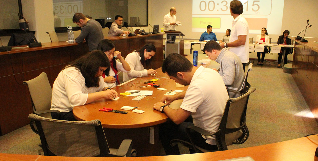 SHAD reta a los emprendedores a pasar de la teoría a la práctica a través de una desafiante simulación