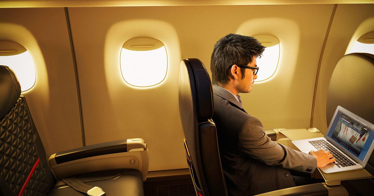 Siete cosas que se deben evitar durante un vuelo en avión, según los expertos