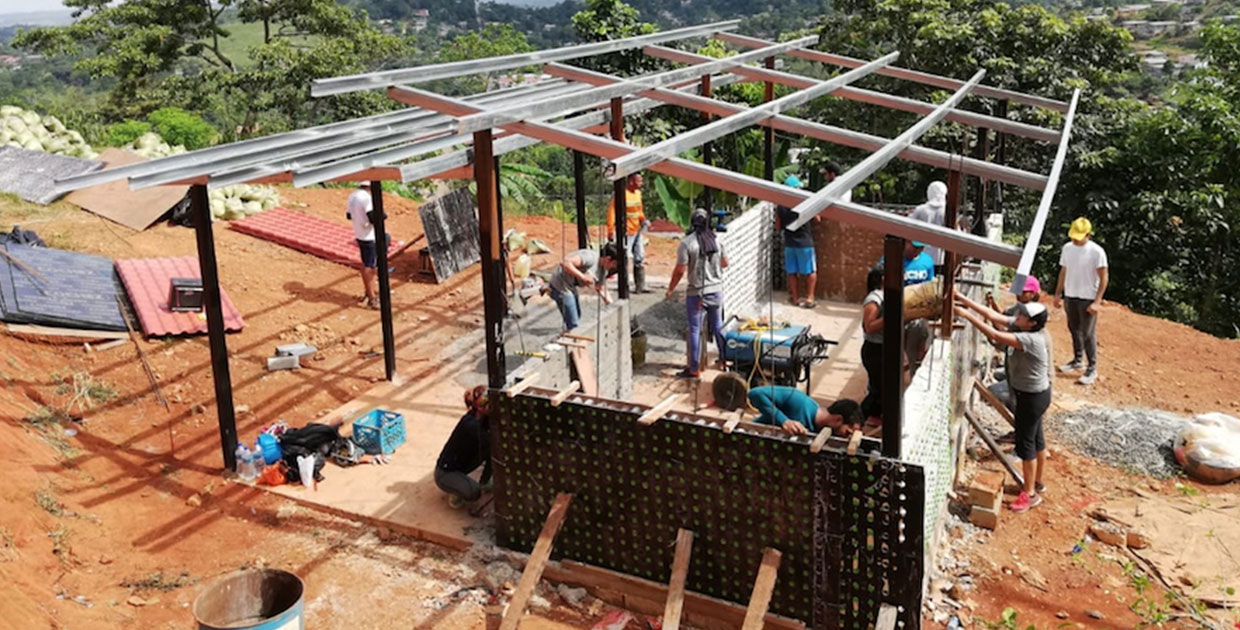 Avanza construcción de primera casa comunal de Centroamérica hecha con botellas de plástico