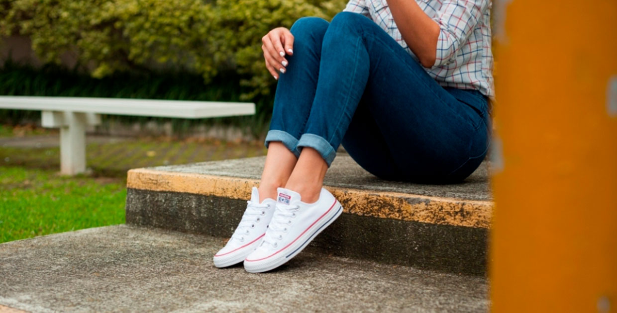 Tenis ganan terreno en outfits de los viernes casuales