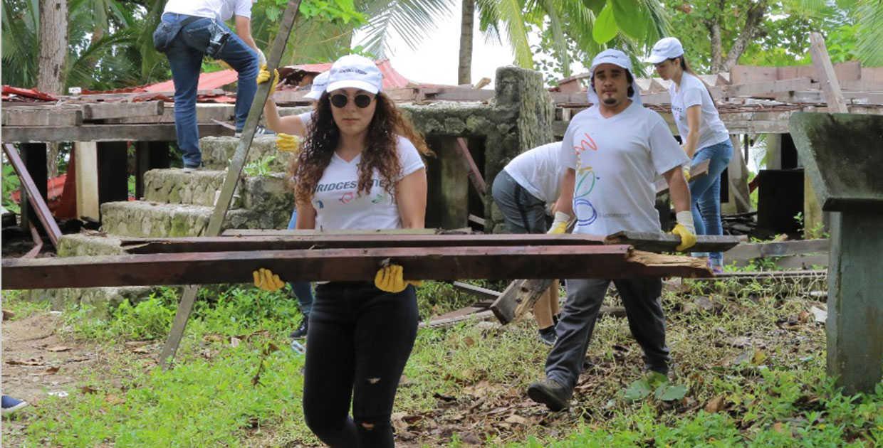 Voluntarios participan en la limpieza de Isla Uvita, en Costa Rica