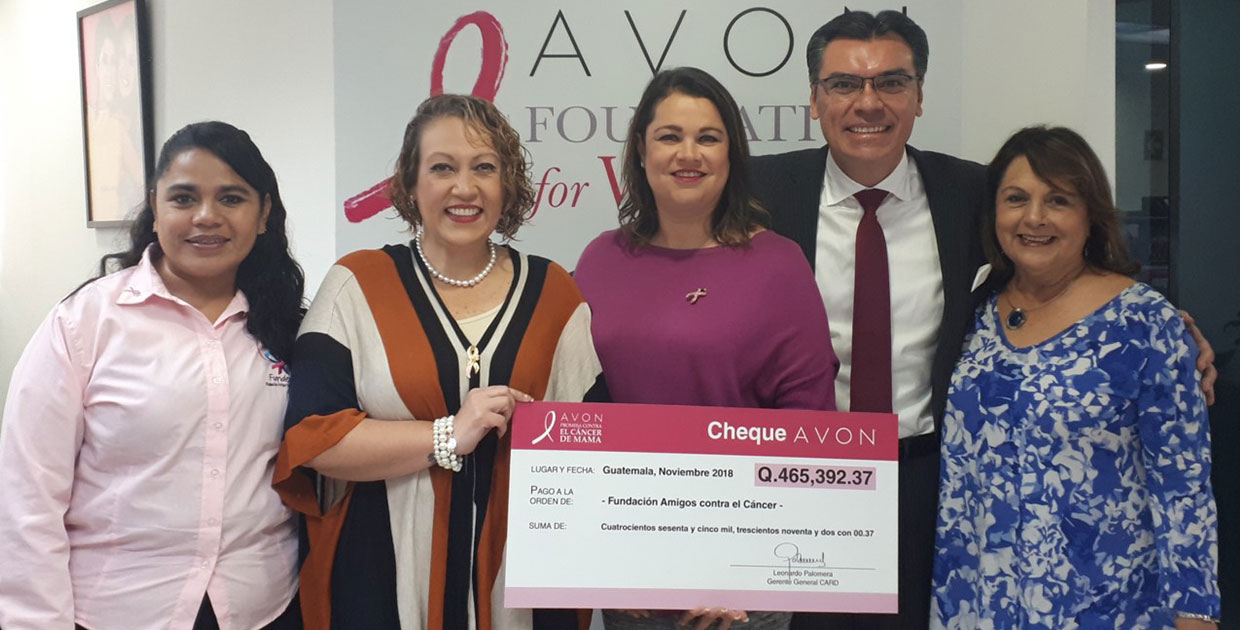Avon entrega donativo del programa Avon Promesa contra el cáncer de mama