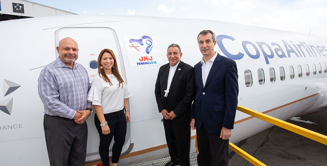 Copa y Comité organizador de la JMJ develan avión con logo conmemorativo
