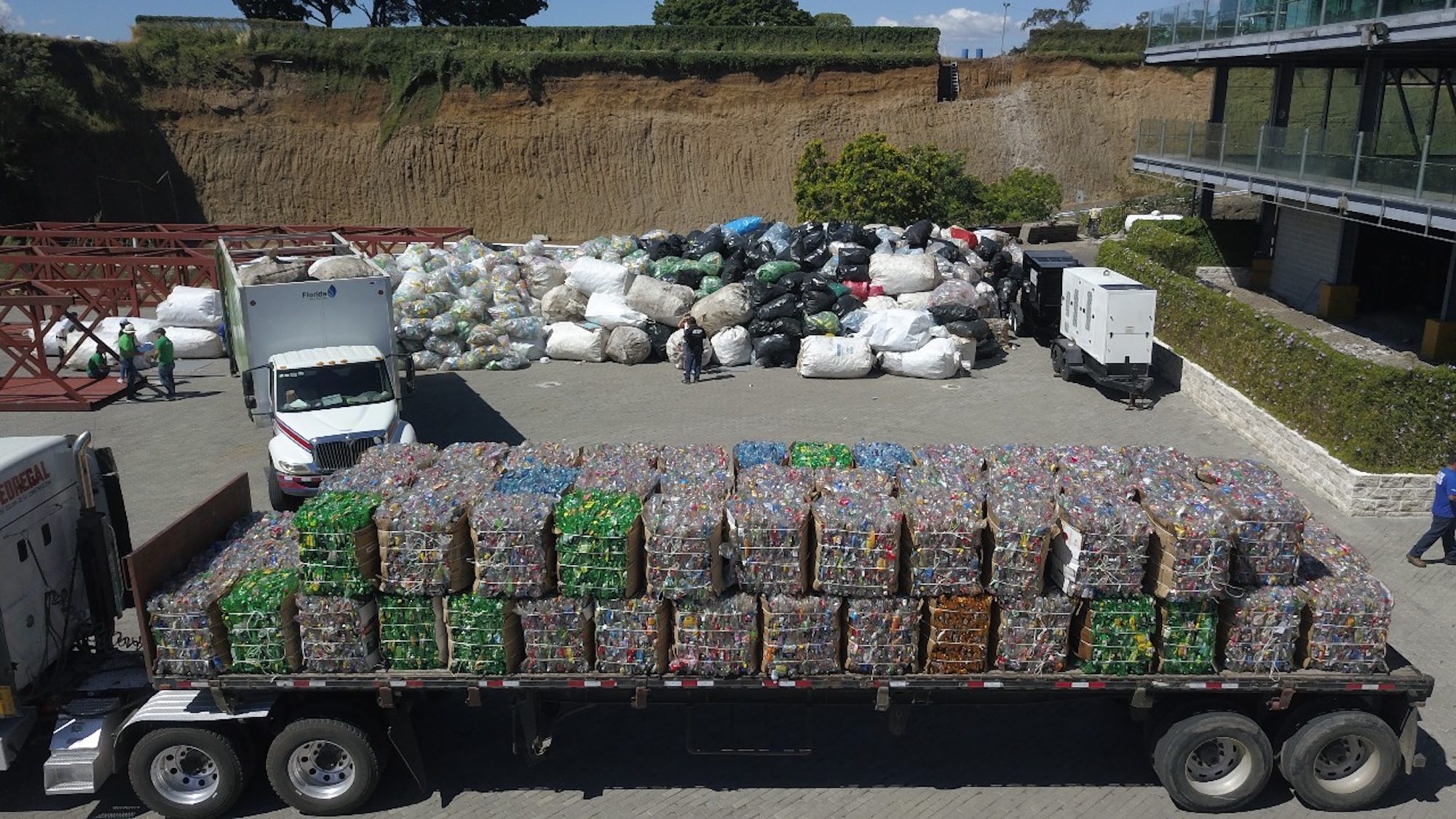 Ecolones recuperó casi 30 toneladas de botellas plásticas y es candidato a Guinness World Record