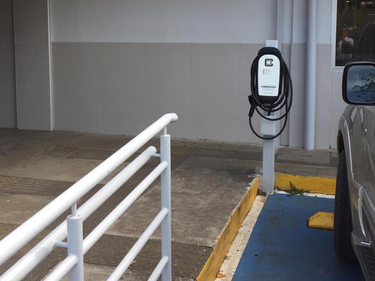 Cargue su carro eléctrico en Banco Nacional de Tilarán