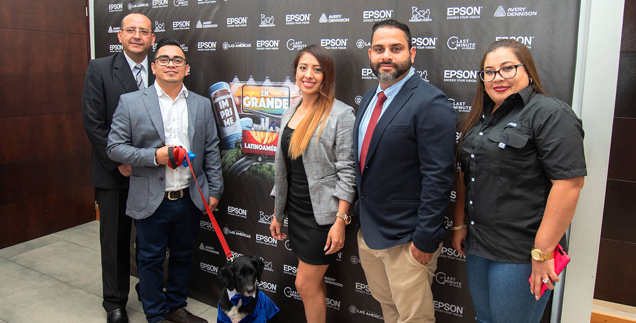 Epson resalta labor de Fundación Animal’s Hope con una impresión gigante en Parque Las Américas