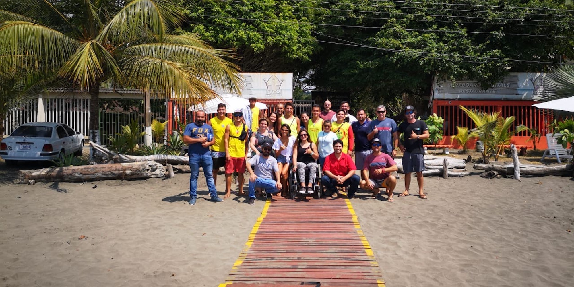 Proyecto permitirá a personas con discapacidad disfrutar del mar en Jacó, Costa Rica