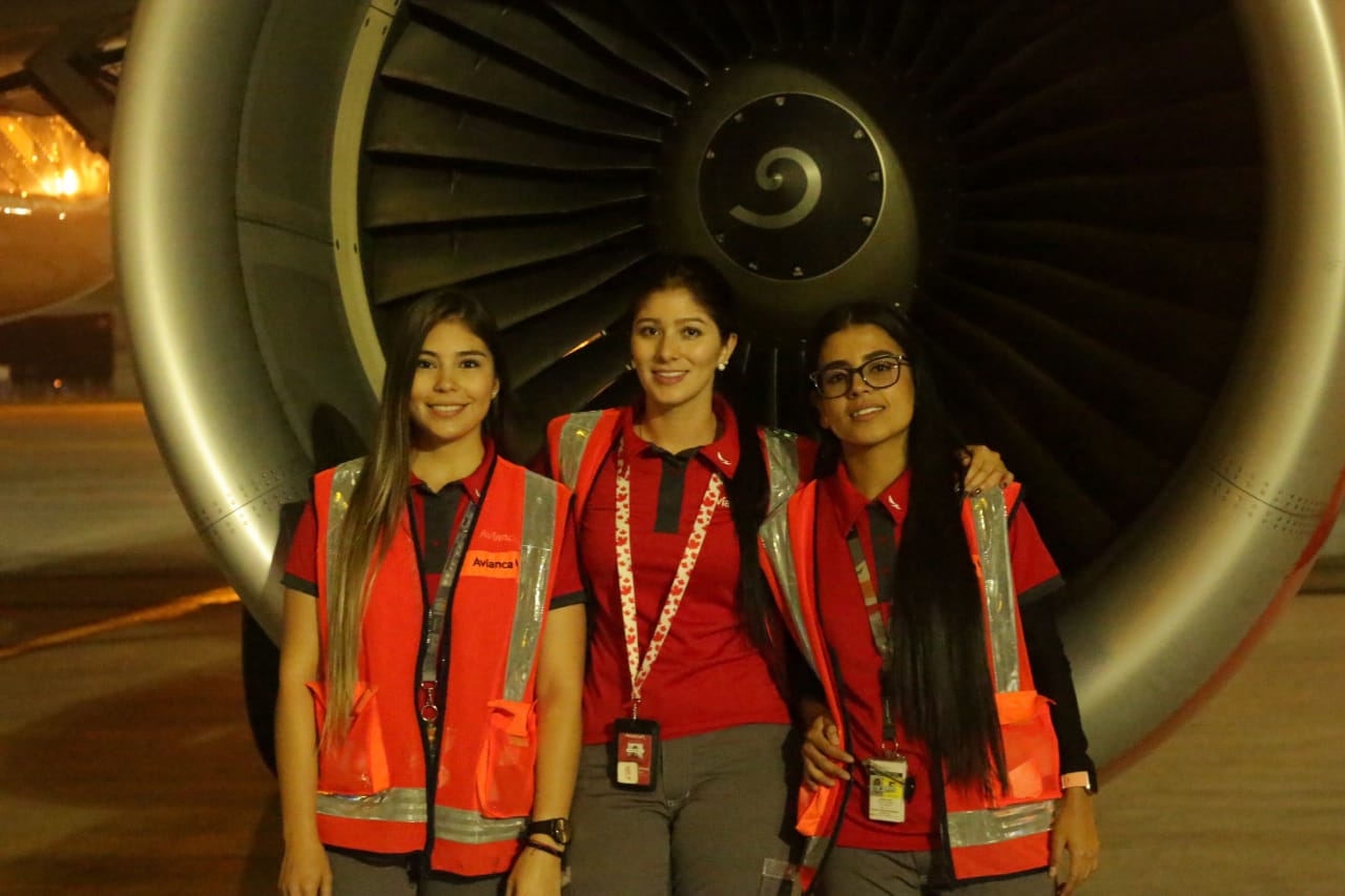 Aerolínea realiza vuelo tripulado únicamente por mujeres
