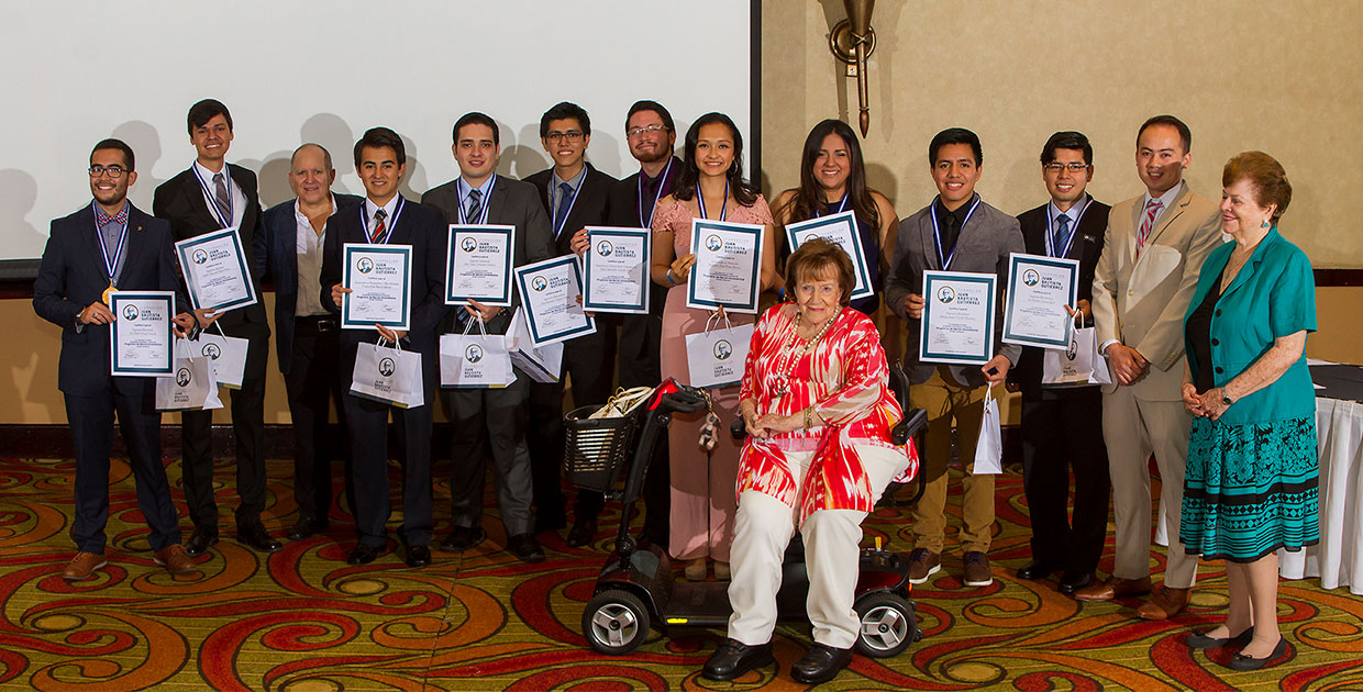Fundación hace reconocimiento a estudiantes guatemaltecos