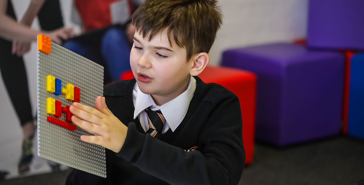 Lego lanza set diseñado para el aprendizaje de Braille