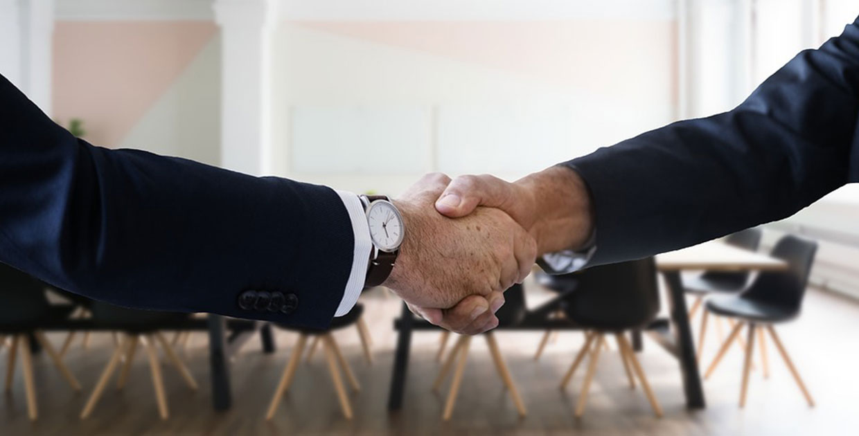 Gestos que transmiten seguridad en una entrevista de trabajo