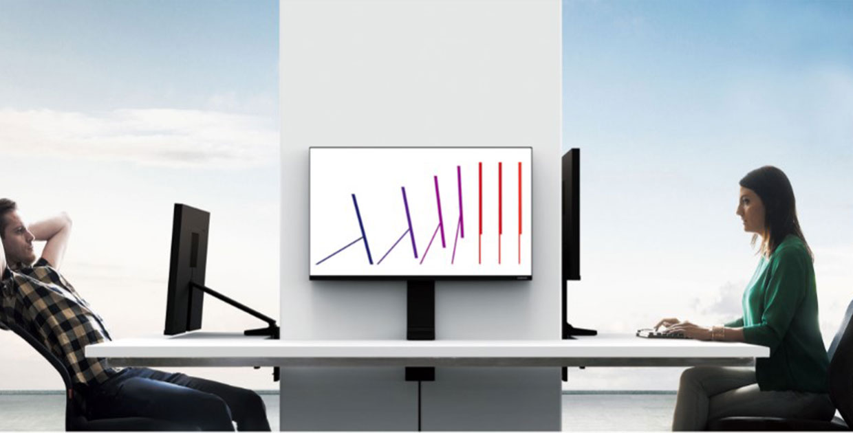 Monitores diseñados para escritorios que ahorran espacio