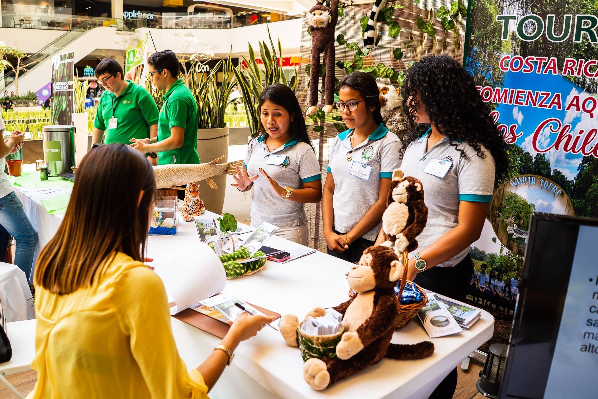 Feria que promueve la creación de empresas entre estudiantes de secundaria