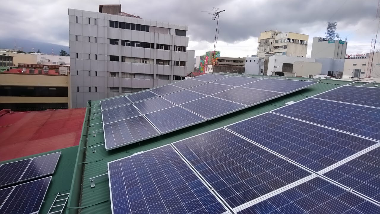 Banco Promerica Costa Rica instala 56 paneles solares en sucursal de San José
