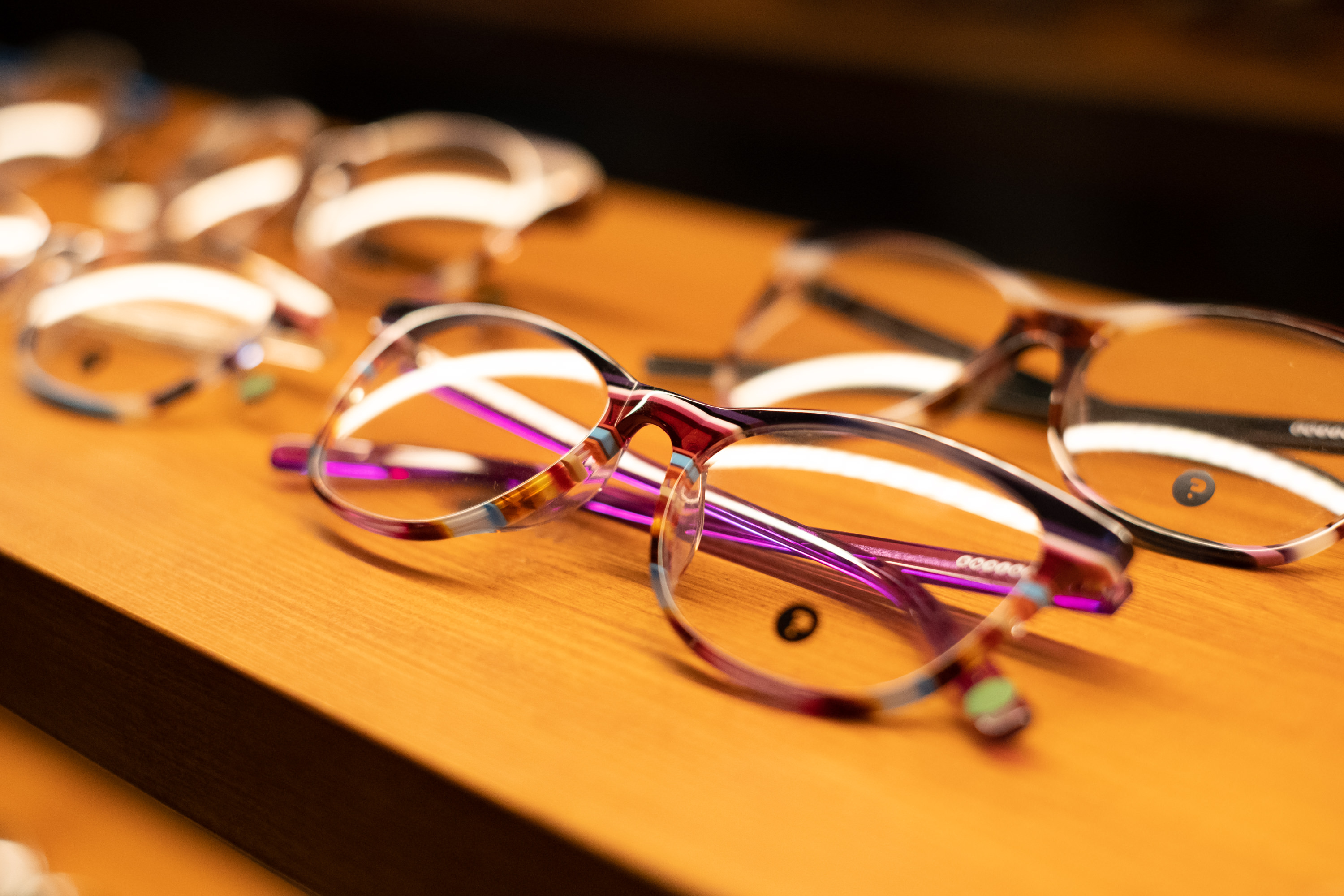 Sepa cómo elegir los anteojos adecuados según sus rasgos