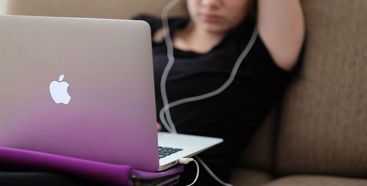 Enseñe a sus hijos cómo enfrentar agresiones en línea