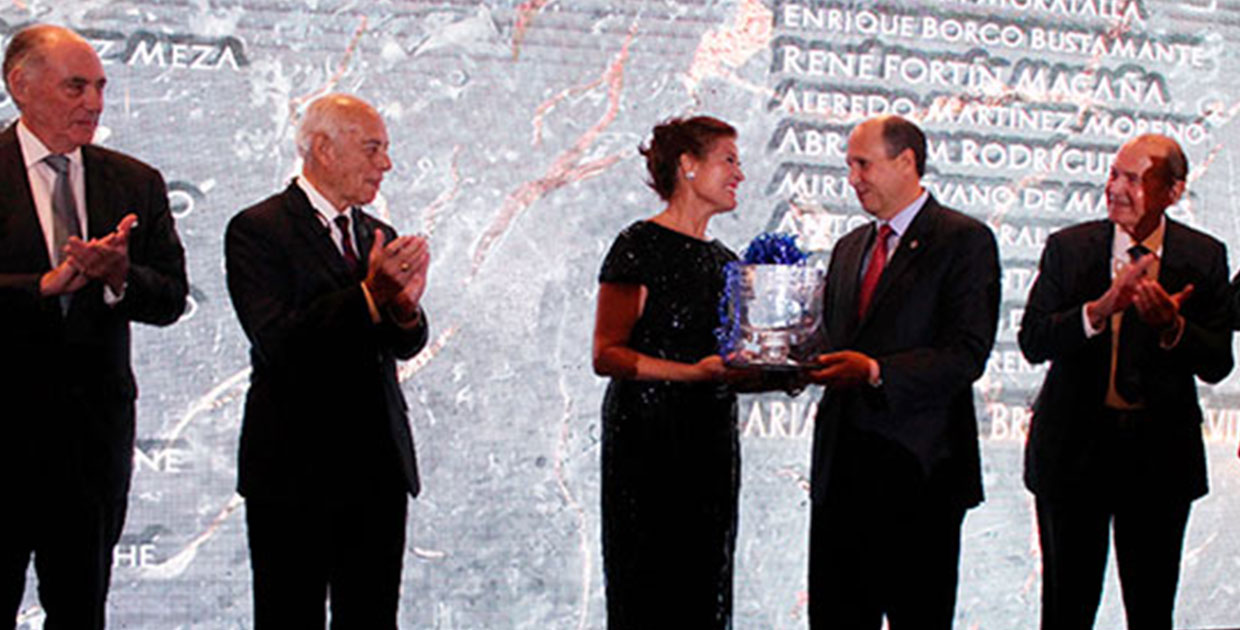 Miguel Ángel Simán en nombre de Fusades entrega el máximo galardón de esta gran institución a María Eugenia Brizuela