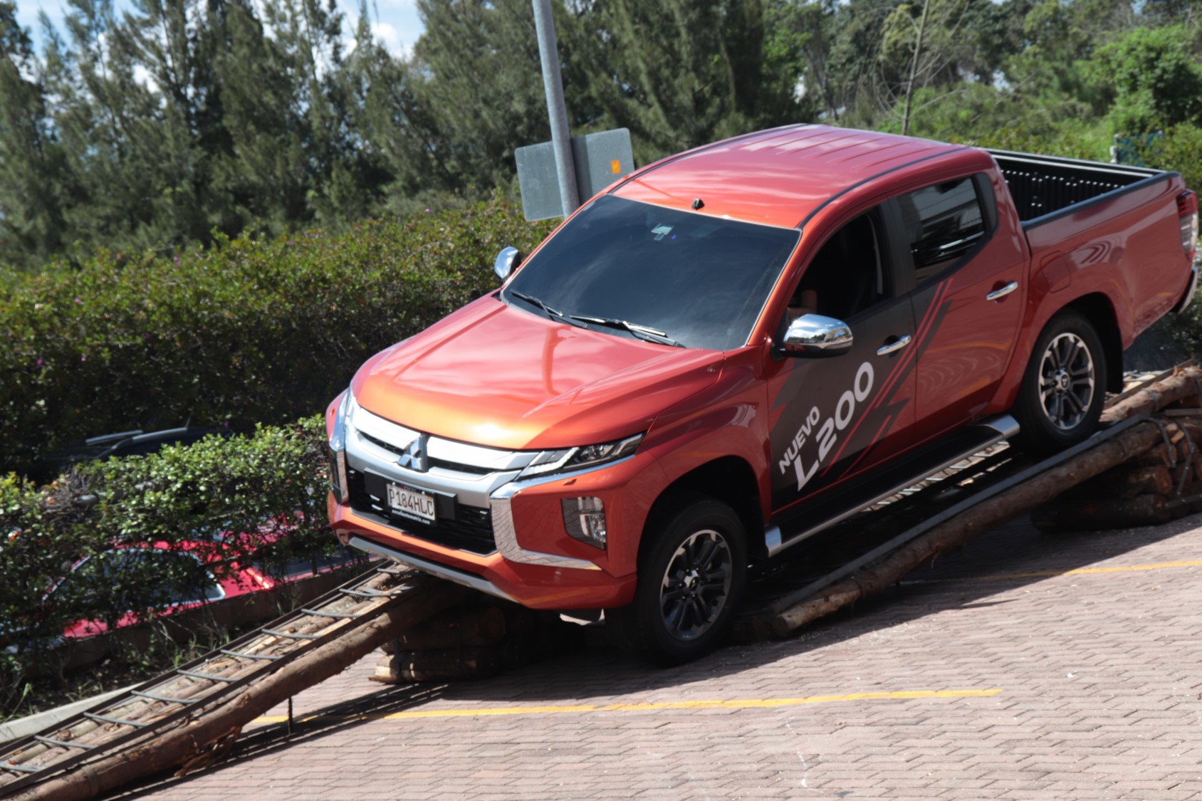 Excel inaugura en Guatemala la nueva era de los Pick Ups con el Mitsubishi L200